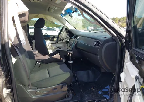 2013 Chevrolet Tahoe Commercial Fleet z USA, uszkodzony, nr VIN 1GNLC2E01DR304326